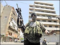 Atirador do partido xiita Amal em um cruzamento de Beirute