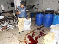 پشاور پولیس کا اہلکار جائے جادثہ کا جائزہ لے رہا ہے