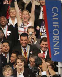 Delegados democratas do Estado da Califórnia durante votação que escolheu Kerry como candidato  