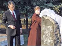 Віктор Ющенко відкрив пам'ятний знак у березні цього року. Фото з архіву Укрінформ