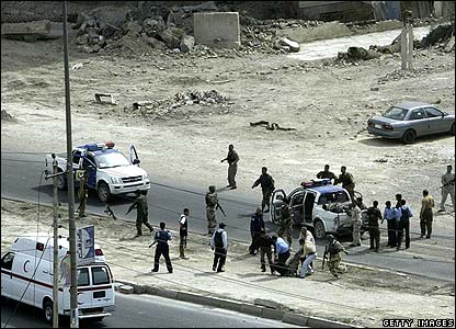 Semakin banyak polisi dan petugas darurat mendatangi lokasi ledakan. Jumlah korban tewas dilaporkan terdiri dari dua polisi dan dua warga sipil.