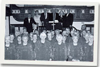 Aelodau o gôr Merched Cross Hands a'r Cylch