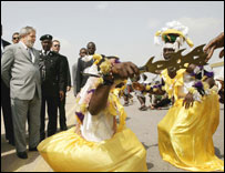 Grupo se apresenta para o presidente Lula na chegada à Nigéria (foto Ricardo Stuckert)