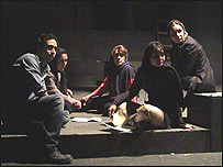 ملوک ( ناهيد مسلمی)،  مادر خانواده همراه با فرزندانش 