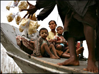 Gıda yardımı bekleyen çocuklar