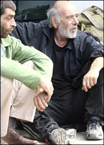 Người tị nạn Gruzia ngồi gần tư trang ở trung tâm Tbilisi