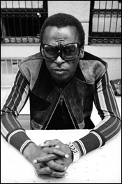 Davis em sua casa em NY, 1969 - (c) Don Hunstein/Sony Music Entertainment