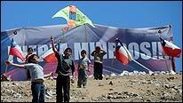 Nietos de los mineros remontan cometas cerca del campamento Esperanza