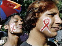 Eunucos participam em Bangladesh de manifestação do dia mundial de combate à Aids em 2004