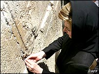 لورا بوش در جوار ديوار ندبه، ماه مه 2005