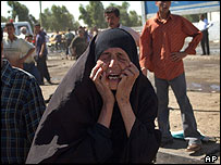 Mulher chora após a explosão do carro-bomba em Bagdá