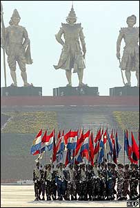 Geçit töreni yapan birlikler