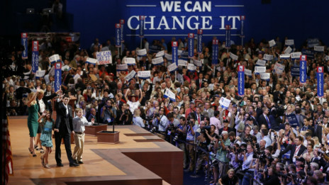Paul Ryan cùng mẹ, vợ và các con trên sân khấu