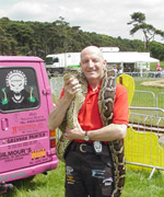 Hercules y neidr, gyda'i berchennog Geraint y 'Snakesman'. Mae Hercules yn enwog, roed yn y gyfres 'Tair Chwaer' ar S4C.