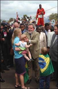 Lula cumprimenta a missionária brasileira Adriana Bernardo (foto: Wilson Dias/ABr)