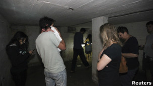 Moradores se refugiam em bunker de edifício em Tel Aviv