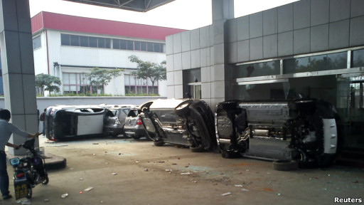 青岛一家日系汽车经销商的店铺被反日示威者砸毁。