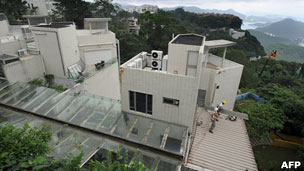 工人于香港特首梁振英位于维多利亚山顶的宅第拆除违章建筑(25/6/2012)