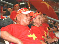 Có khá nhiều cổ động viên cao niên có mặt trên sân Rajamangala