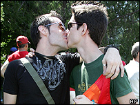 کئی مغربی ممالک میں ہم جنس پرست شادیاں قانونی حیثیت رکھتی ہیں