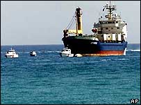 Gemi sahile birbuçuk kilometre mesafede bekliyor