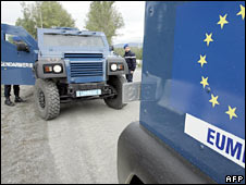 Xe tuần tra của các giám sát viên thuộc Liên hiệp châu Âu