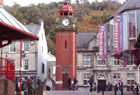 Y cloc a'r Stryd Fawr ym Mangor