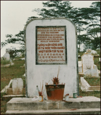 Bia tưởng niệm những người đã chết trên đường vượt biên dựng trong nghĩa trang trại tị nạn Galang, Indonesia, 1986. (ảnh Bùi Văn Phú)