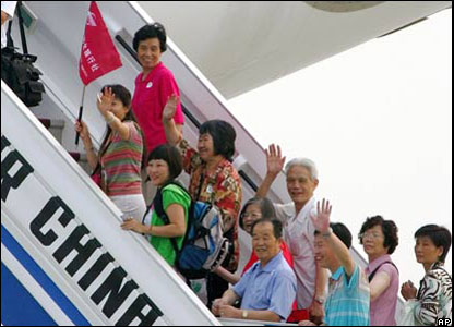 Hành khách đi Đài Loan lên máy bay ở sân bay Bắc Kinh