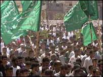 Passeata do Hamas em campo de refugiados