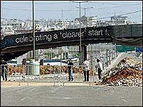 Lübnan'da barikat kurulan yollar