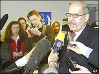 Ông Mohammad El Baradei, Giám đốc IAEA nói chuyện với báo chí