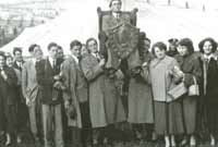 Dic Tanyreglwys (Dic Jones) a'i ffrindiau yn dathlu ar ôl iddo ennill cadair Eisteddfod Abertridwr yn 1955