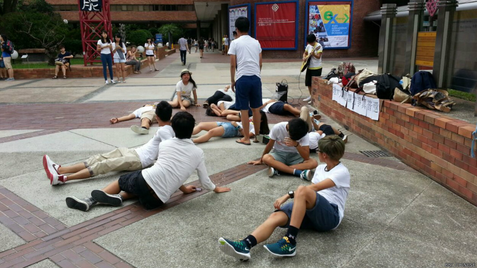 香港理工大學學生演出街頭劇呼籲參加罷課（BBC中文網記者葉靖斯攝22/9/2014）