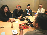 نيک آهنگ کوثر در حال صحبت