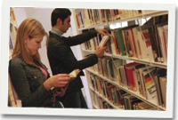 Pobl ifanc yn darllen