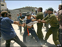 Gazze'de yerleşimciler ve güvenlik güçleri arasında yaşanan arbede