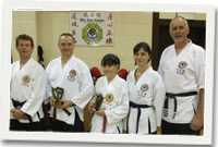 O'r chwith - Chris Humphreys, Brian Jones, Jade Fitzpatrick, Elena Fitzpatrick, Elena Fitzpatrick a Jake Fitzpatrick - i gyd o Fethesda.