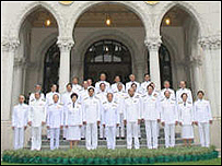 Chụp hình trước Toà nhà chính phủ