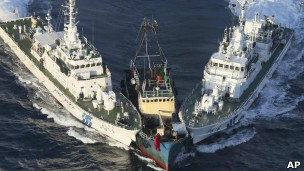 中国保钓船被日本巡逻艇夹击拦阻（８月１５日）