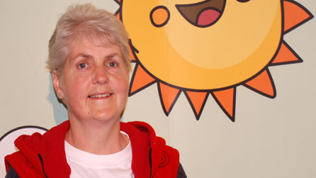 Angharad Tomos mewn cynhadledd i'r wasg fore Mawrth