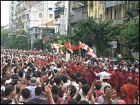 Sư sãi và người dân biểu tình ở Rangoon