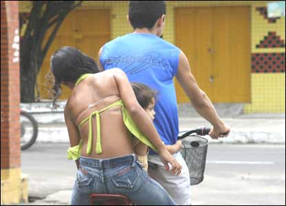 Đôi vợ chồng đạp xe trên phố