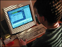 Homem usando computador