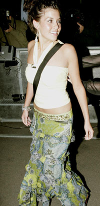 Imogen Thomas yn mynd i mewn i'r tŷ