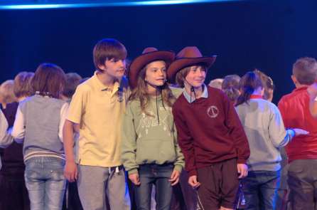 Disgyblion bro'r Eisteddfod yn cymryd rhan yn sioe Ar Gof a Chadw