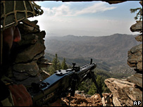 سرباز پاکستانی از داخل سنگر مرز با افغانستان را نظارت می کند