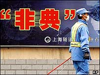 Chinês com máscara protetora