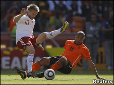 مهاجم الدنمارك مارتين يورينسن(يسار)