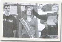 Lois Jones yn derbyn gwobr Tlws yr Ifanc